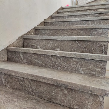 escaliers en marbre avec du gris tiflet
